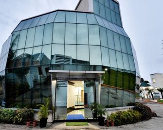 Holiday Aapke Liye Water Fall Hotel - Khopoli - Building