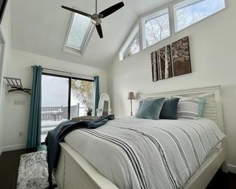 \'Gun-A-Love IT!\' Lakefront getaway / retreat on Gun Lake - Shelbyville - Habitación
