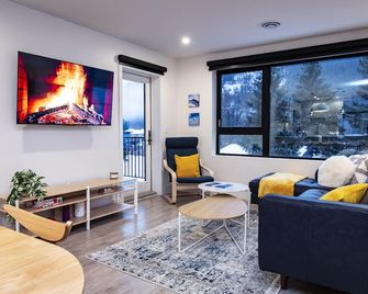 Separate Reality Retreat by Revelstoke Vacations - Revelstoke - Living room