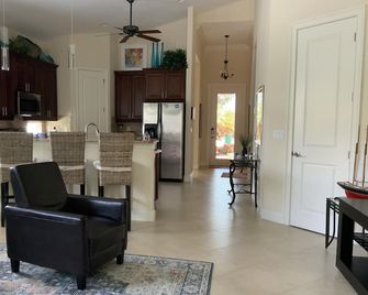 Endless Summer Naples ~heated Pool+spa, Bikes, Bbq, Come & Applaud The Sunset! - Bonita Springs - Living room