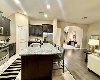 Gorgeous Spacious home in Pearland!! - Pearland - Kitchen