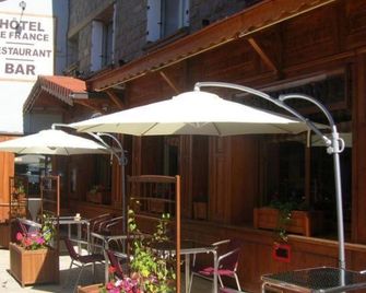 Hôtel de France - Le Bessat - Patio