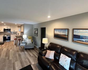 Crescent Bar Waterfront Home- Private Beach, Water Views, Hiking, Golf, Live Concerts - Quincy - Living room