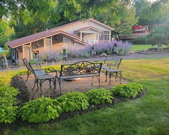 Vacation Rental Close To The Bay Of Fairhaven. Supports Outdoor Special Events!! - Sterling - Patio