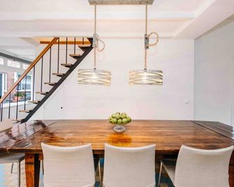 Beautiful location by the sea for groups up to 10 people - Zandvoort - Dining room