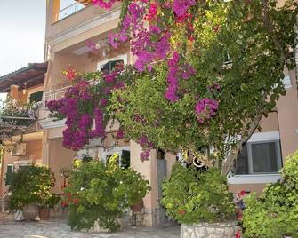 Holiday Studio Apartment Tonia - Pelekas Beach, Corfu - Pelekas - Gebäude