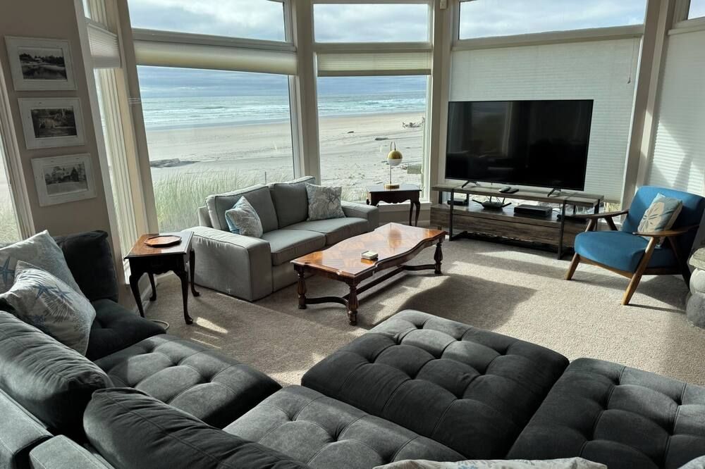 Amazing Large Ocean Front Home - Direct Beach Access & Views Galore! - Neskowin - Sala de estar