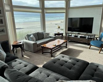 Amazing Large Ocean Front Home - Direct Beach Access & Views Galore! - Neskowin - Sala de estar