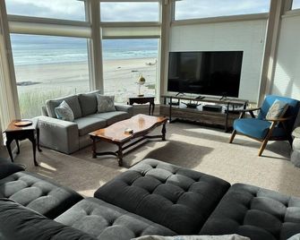 Amazing Large Ocean Front Home - Direct Beach Access & Views Galore! - Neskowin - Sala de estar