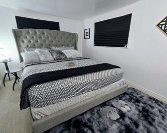 Private Cozy 1Br Basement Suite Perfect for Couple! With Date Bar for 2! Free Sparkling! Self Check-in, Private Parking - Burnaby - Bedroom