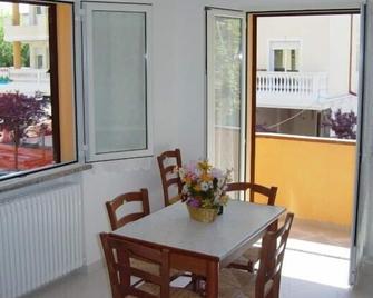 Apartment in Riccione a few steps from the sea (100 mt) - Riccione - Dining room