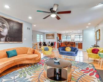 14 Mi to DC Retreat with Patio and Sunroom! - Silver Spring - Living room