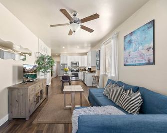 23-2 · Marvelous Midtown stay with a Modern Twist! - Sacramento - Cocina