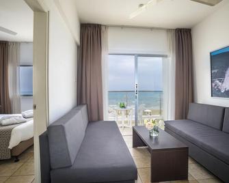 Costantiana Beach Hotel Apartments - Larnaca - Living room