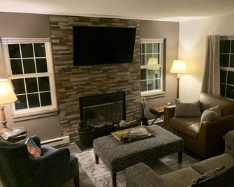 Mountainside: Large 3-Level Jiminy Peak Home - Hancock - Sala de estar