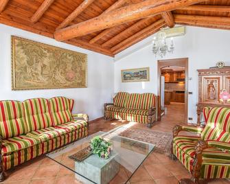 2 Bedroom Stunning Home In Luino - Luino - Obývací pokoj
