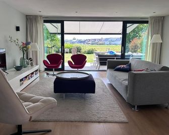 Luxe vrijstaande woning Met een royale tuin op zuiden - Lemmer - Living room