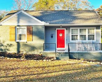 Cozy bungalow in the heart of downtown Fuquay-Varina. Pet Friendly! - Fuquay-Varina