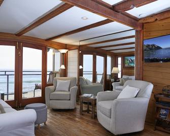 Beachfront Retreat on Sand with Charming Nautical Features | Lower Unit - Santa Barbara - Living room