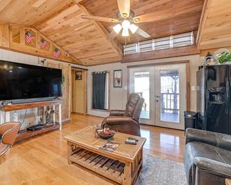 Peaceful Kentucky Countryside Cabin w/ Porch - Oak Grove