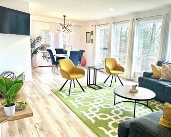 The Eclectic Abode- by Downtown, I-40 & Lake. Nestled in the woods - Cookeville - Oturma odası