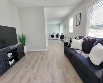 Do Not Look Any Further Beautiful Apartment - Hartford - Living room