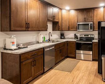 Brillion 2‑Bedroom Suite w/ Full Kitchen Near Ariens – Unit #5 - Brillion - Cocina