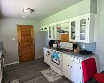 Charming Downtown Home on 5th street - Midlothian - Kitchen