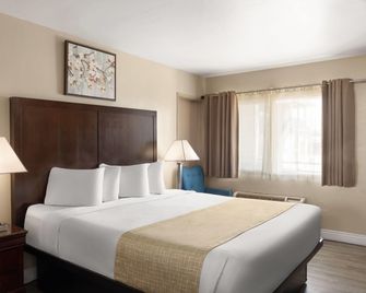 Travelodge by Wyndham Everett City Center - Everett - Phòng ngủ