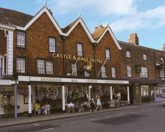 Castle And Ball By Greene King Inns - Marlborough - Edificio