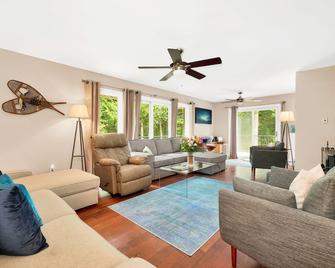 Secluded modern house, 5 forested acres, running stream, hot tub, game room - Roseneath - Living room