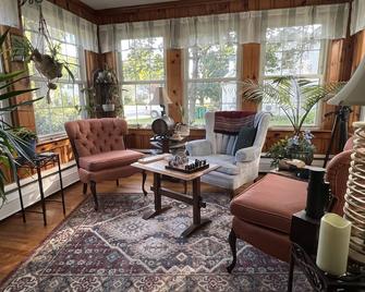Quiet, convenient 2-bedroom house in town and yet near the river and trails. - Rochester