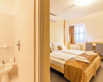 Regia Panzió - Мошонмадяровар - Спальня