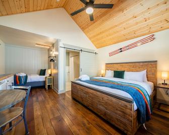 Shasta View Lodge - Cabin 3 - McCloud - Bedroom