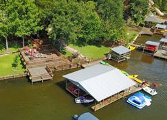 \'Lakeside\' Kayaks, dock with boat house, huge porch and much more - Crockett - Patio