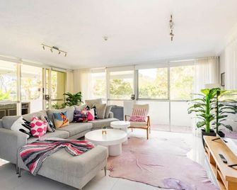 Beaming Apartment On Burleigh Beach - Burleigh Heads - Living room