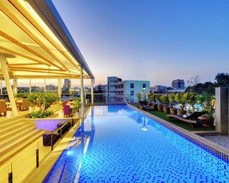 Iris The Business Hotel - באנגאלור - בריכה