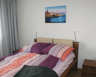 Cozy 2-room apartment between main station and Aalto-Theater with small balcony. Balcony i - אסן - חדר שינה