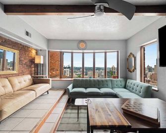Breathtaking City View - 1 Bed -Stylish & Serene - Pittsburgh - Living room