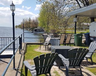 Stopover 336: Could Not Be Closer To Champlain Lake!!! - Venise-en-Québec - Patio