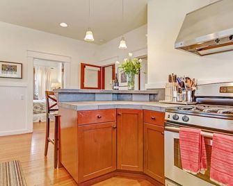 Bungalow At Sonomas Historic Plaza! - Includes Wine Tasting Passport - Sonoma - Kitchen