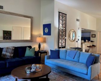Zen Pool Villa - Original Art & Vintage Design - Pool & Jacuzzi - Ironwood - Palm Desert - Living room