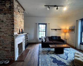 Renovated Mill House In Historic Golden Belt - Durham - Living room