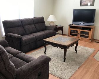 Year Round Vacation Rental near Erie, PA. Come for the Fishing and Wineries - North East - Living room