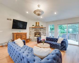 Swim Dock & Game Room: Lakefront Home in Siren! - Siren - Sala de estar
