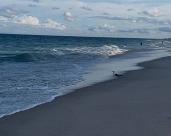 Cozy 2 bedroom Florida Style Cottage Centrally Located - 8 minutes to Beach - Fort Lauderdale - Playa