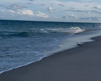 Cozy 2 bedroom Florida Style Cottage Centrally Located - 8 minutes to Beach - פורט לודרדייל - חוף