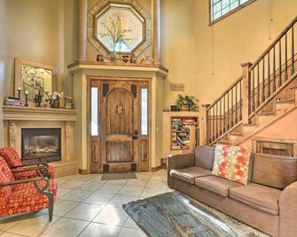 Luxurious Cedar City Getaway 32 Mi to Brian Head! - Cedar City - Living room