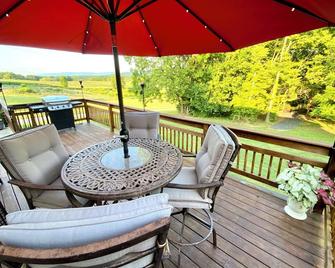Wine Weekend Getaway: Steps to Winery & Battlefield w/ Mountain Views & Hot Tub! - Sharpsburg - Balcony