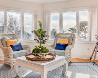 Get out of the city, kick back and relax in Southampton! - Southampton - Living room